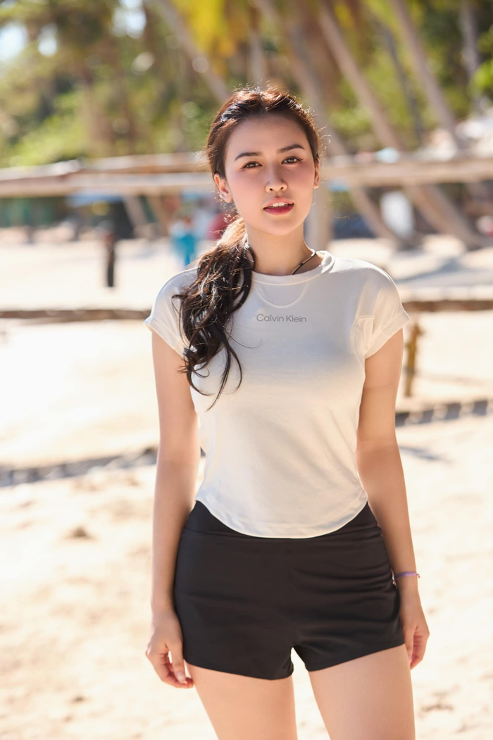 Khi tham gia trò chơi ngoài biển, Quyên Qui ưu tiên trang phục kín đáo như áo ngắn tay, quần short để dễ dàng di chuyển trong lúc thực hiện thử thách. 