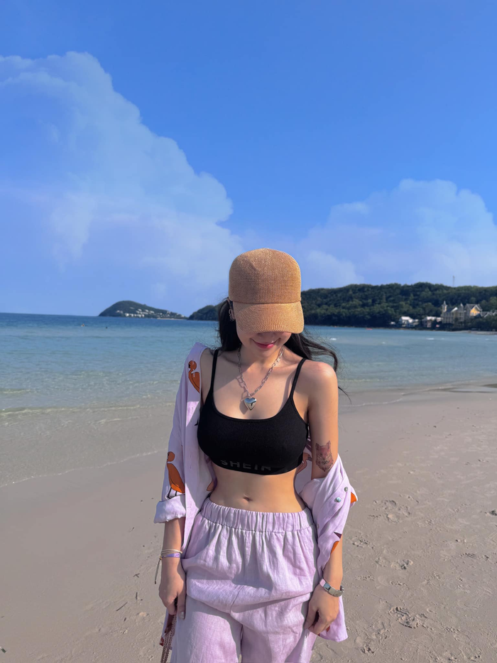 Quyên Qui khá yêu thích phong cách 'nửa kín, nửa hở' vừa quyến rũ mà vừa không tạo cảm giác phản cảm. Cô thường xuyên ưu tiên kiểu mặc áo hai dây bên trong kèm theo sơ mi ngoài. 