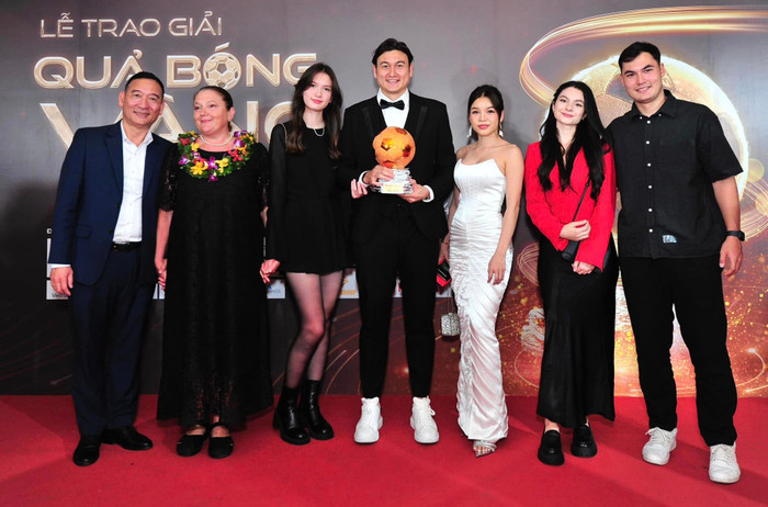 Yến Xuân ăn vận gợi cảm khi có mặt trong sự kiện quan trọng đối với Đặng Văn Lâm. Ảnh: FBNV