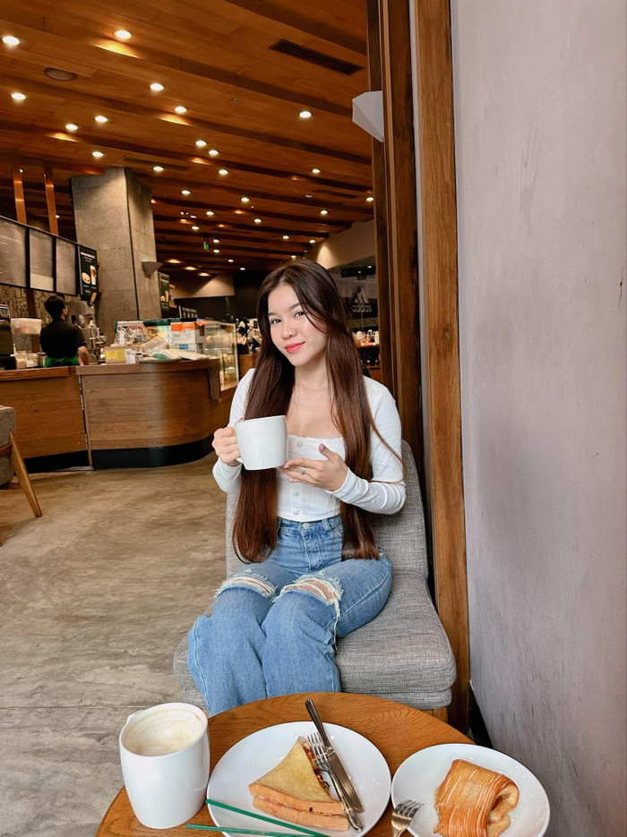 Vợ Đặng Văn Lâm ưa chuộng phong cách thời trang tôn lên vóc dáng quyến rũ. Ảnh: FBNV