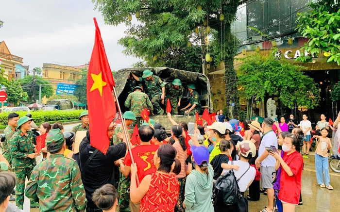 Xúc động khoảnh khắc hàng nghìn bà con Yên Bái tạm biệt các chiến sĩ bộ đội Ảnh 2