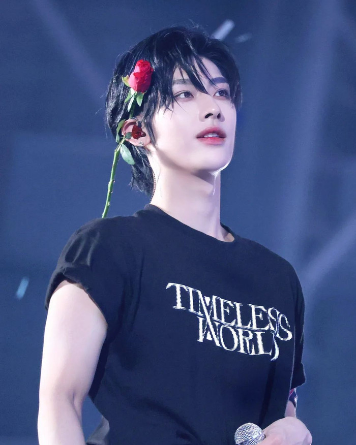 Nam ca sĩ bị đinh nhọn đâm vào tay khi đang biểu diễn, chảy máu trên sân khấu Ảnh 2