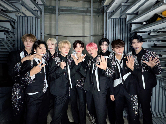 Nam ca sĩ bị đinh nhọn đâm vào tay khi đang biểu diễn, chảy máu trên sân khấu Ảnh 1