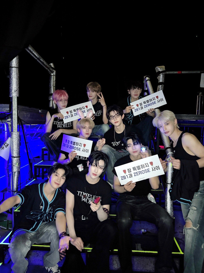 Nam ca sĩ bị đinh nhọn đâm vào tay khi đang biểu diễn, chảy máu trên sân khấu Ảnh 3