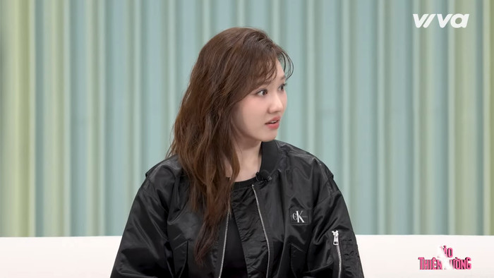 Hình ảnh của Hari Won khi tham gia Ban bình luận trong tập 10 Đảo Thiên Đường. Ảnh: Chụp màn hình