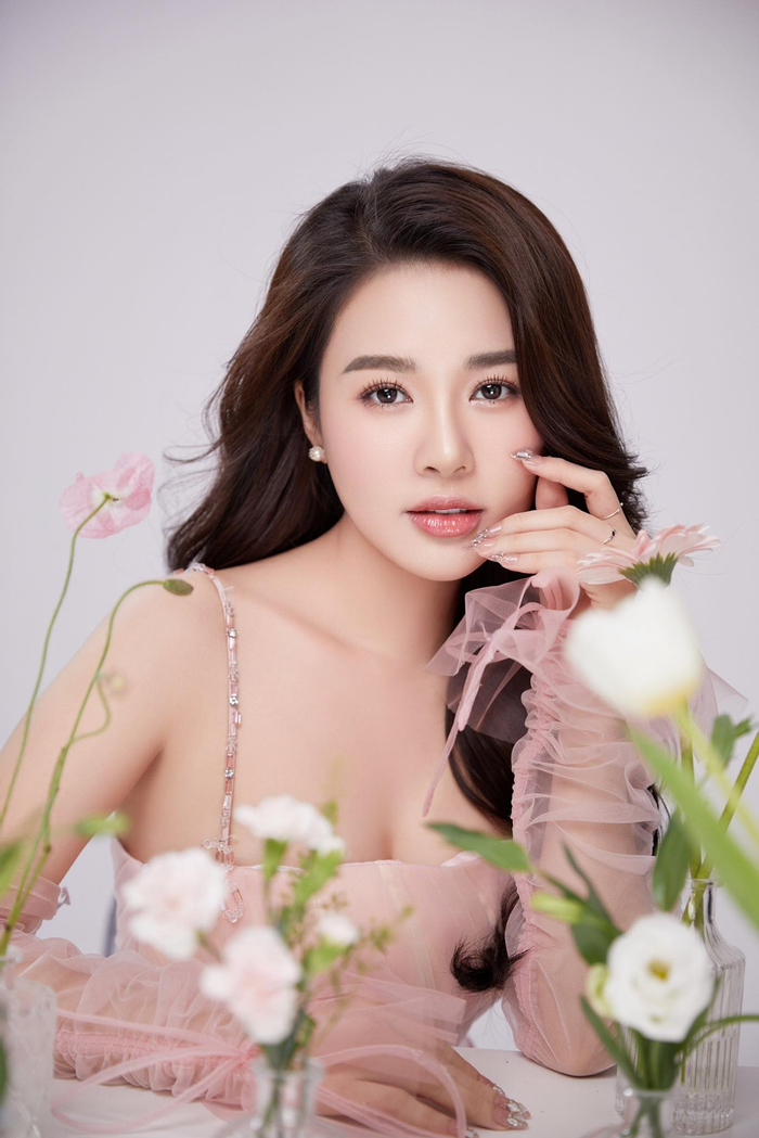 Mỹ nhân 9X không giấu được sự lo lắng trong lần đầu chinh chiến cuộc thi quốc tế. 