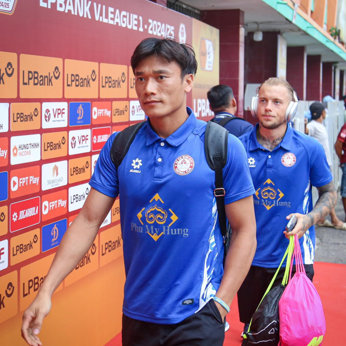 Trong ngày TPHCM thắng ngược Bình Định FC, thủ môn Bùi Tiến Dũng phải ngồi ghế dự bị. Ảnh: CLB TPHCM