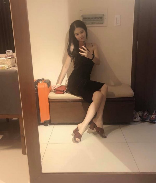 Cô thường xuyên chia sẻ những hình ảnh đời thường gần gũi nhưng cũng khoe trọn vóc dáng hoàn hảo trên mạng xã hội.