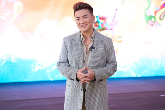 Đàm Vĩnh Hưng đấu giá khăn choàng ủng hộ miền Bắc, bố chồng Tăng Thanh Hà trả giá 'khủng' Ảnh 2