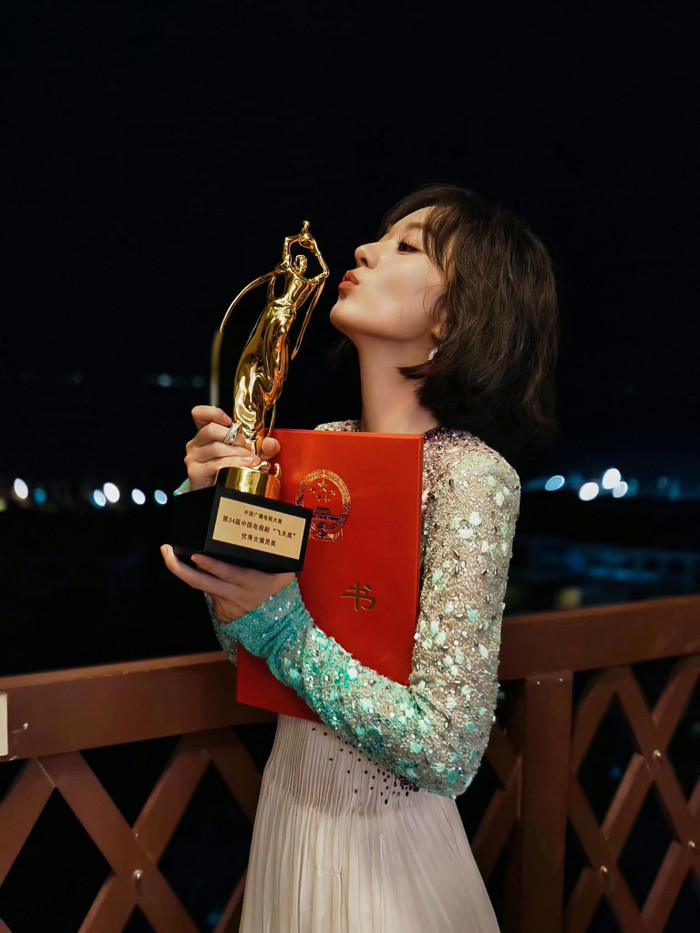 Triệu Lệ Dĩnh được giới chuyên môn và công chúng công nhận sau hơn 18 năm bước chân vào nghiệp diễn.&nbsp;