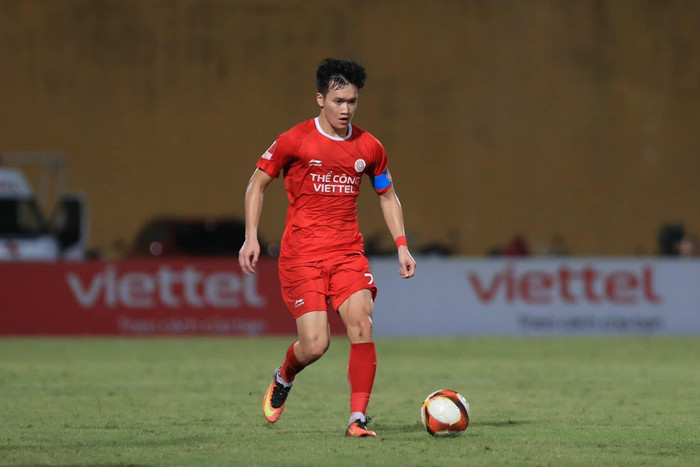 Một sự thật kém vui cho Hoàng Đức trong gần 1 năm qua, đó là thường xuyên được nhắc đến không phải vì nổi bật về chuyên môn. Ảnh: CLB Viettel