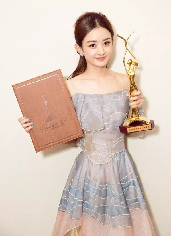 Triệu Lệ Dĩnh nhận giải thị hậu Kim Ưng năm 2018. 