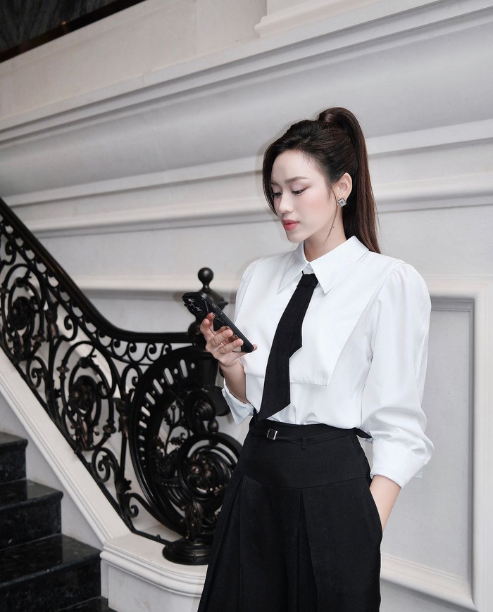 Mới đây, Hoa hậu Đỗ Thị Hà nhận về nhiều lời khen trong bộ ảnh mới nhất đăng tải trên trang cá nhân. Người đẹp quê Thanh Hóa diện mốt 'nữ tổng tài' với áo sơ mi thắt cà vạt kết hợp quần tây đen dài lịch thiệp. 