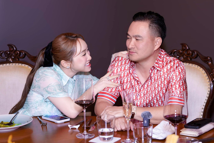 Khoảnh khắc tinh nghịch, vui vẻ giữa Chi Bảo và vợ kém tuổi. Ảnh: FBNV