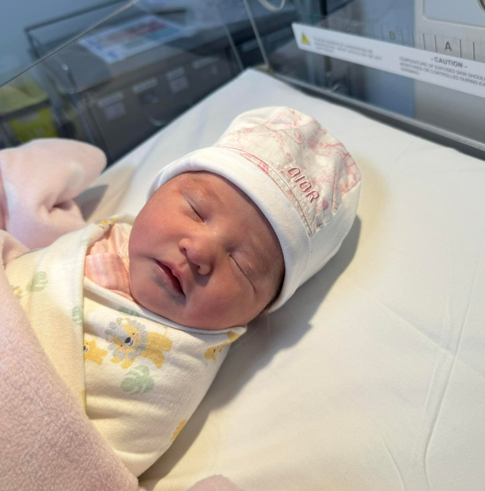 Chi Bảo hạnh phúc công khai diện mạo của con gái út mới chào đời. Ảnh: FBNV