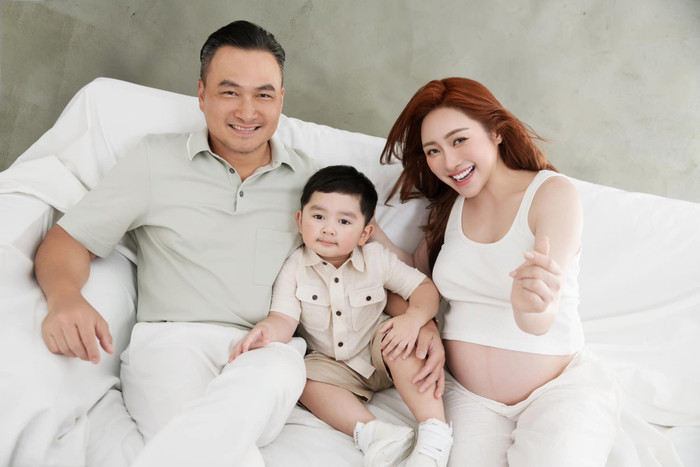 Trước khi Thuỳ Chang sinh con gái, Chi Bảo tranh thủ thực hiện bộ ảnh gia đình đong đầy tình cảm với bà xã và con trai Gia Khang. Ảnh: FBNV