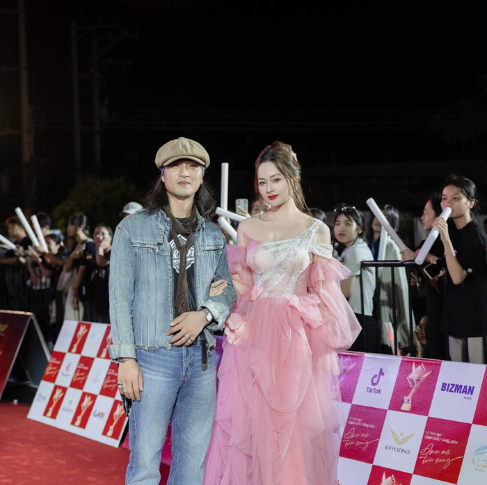 Lan Phương tình tứ khoác tay Doãn Quốc Đam trên thảm đỏ.