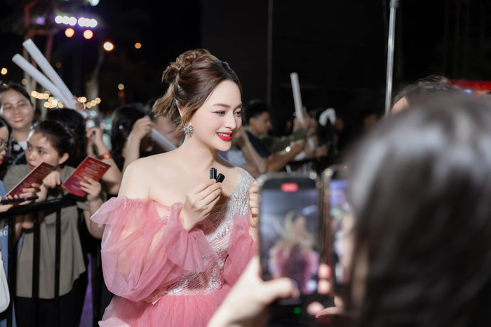 Nhan sắc xinh như tiên tử của Lan Phương.