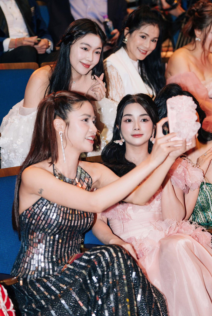 Phản ứng gây bão của Lọ Lem - con gái Quyền Linh khi gặp mặt Lệ Quyên (áo hồng) và Anh Đào.