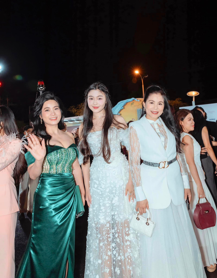 Lọ Lem - con gái Quyền Linh (giữa) cùng bố mẹ tham gia sự kiện danh giá về phim ảnh.