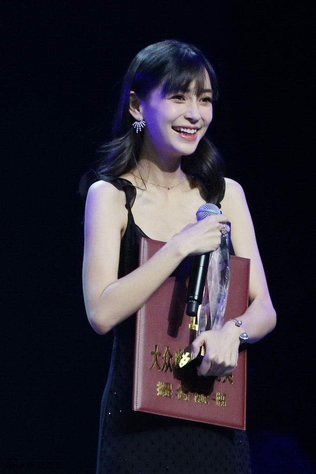 Angelababy từng bị ném đá dữ dội vì nhận được giải Bách Hoa.