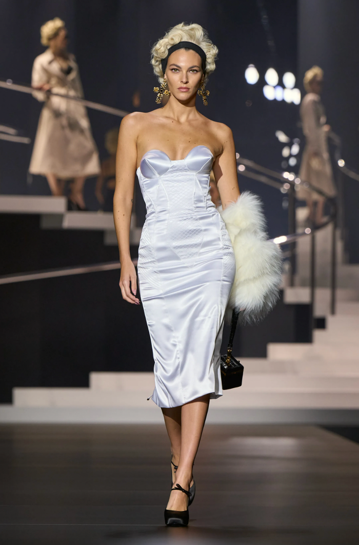 Vải lụa phi bóng được dự đoán sẽ tạo nên 'cơn sốt' trong thời trang Xuân Hè 2025.