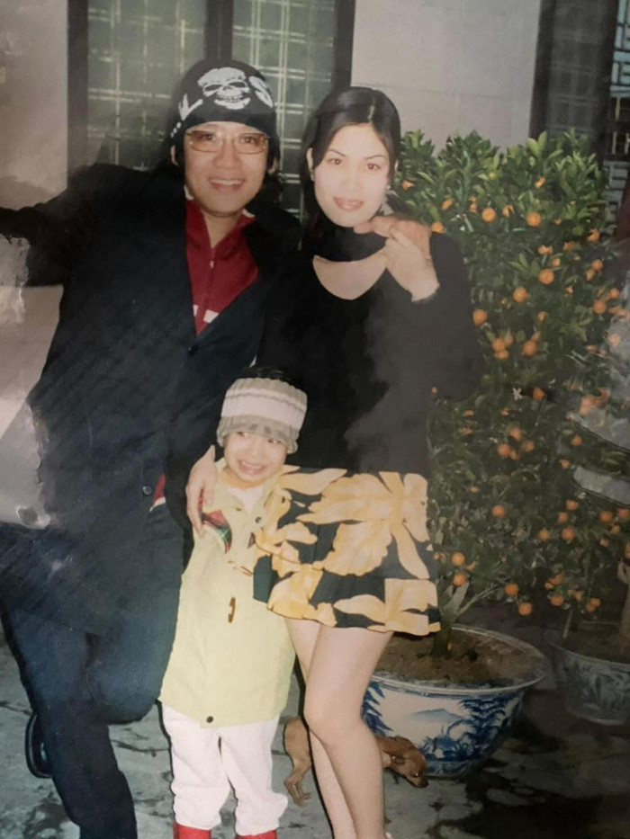 Vợ ca sĩ Duy Mạnh sở hữu vẻ ngoài nổi bật cùng gu thời trang sành điệu. Cô  là người đã đi cùng Duy Mạnh từ thuở cơ hàn đến khi thành công, giàu có. 