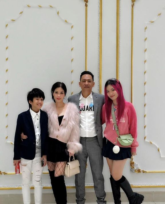 Tổ ấm hạnh phúc của ca sĩ Duy Mạnh và Thu Huyền bên cạnh hai con sau hơn 2 thập kỉ gắn bó.