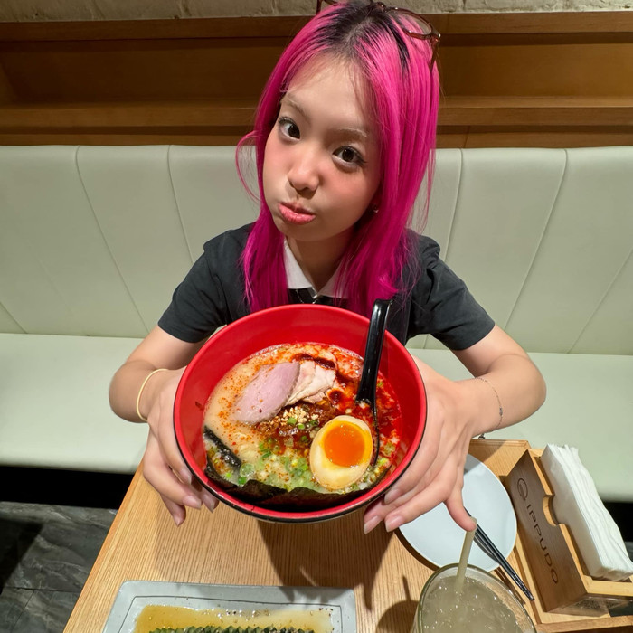 Hình ảnh đời thường của Cầm: mái tóc hồng, trang điểm nhẹ nhàng.