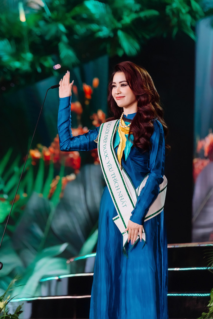 Sau khi hoàn thành màn trình diễn nóng bỏng với áo tắm, mỹ nhân 'Đảo Thiên Đường' giành được giải thưởng Người đẹp được yêu thích nhất với số bình chọn 520.690 điểm. 