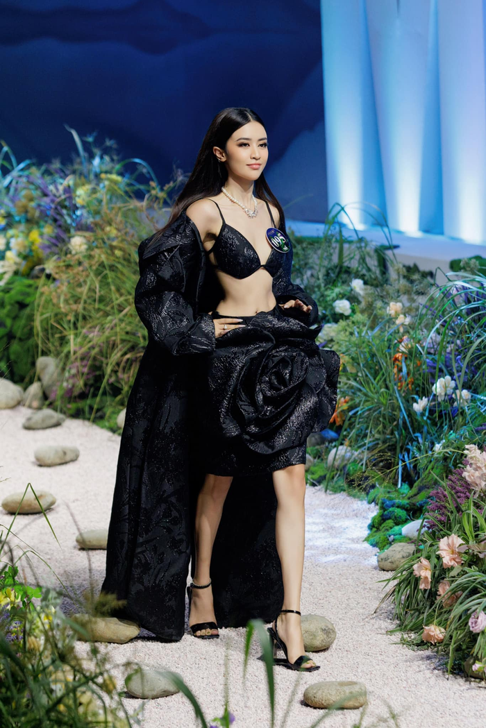 Quyên Qui tên thật Nguyễn Lê Diệp Quyên, sinh năm 1998, quê Gia Lai. Cô cao 1,65 m cùng số đo ba vòng 85 - 58 - 95 cm. Dù sở hữu chiều cao không quá ấn tượng nhưng tỉ lệ cơ thể của người đẹp lại trông cân đối nhờ chân dài hơn lưng. 