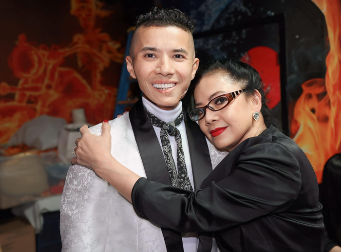 Kasim Hoàng Vũ và mẹ ruột trong đêm nhạc do nhiều nghệ sĩ tổ chức, nhằm kêu gọi quyên góp giúp anh có chi phí chữa bệnh.