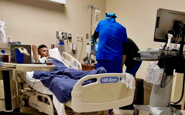 Nam ca sĩ Việt nhập viện cấp cứu, chi phí mổ gần 15 tỷ được nhiều đồng nghiệp kêu gọi hỗ trợ Ảnh 2