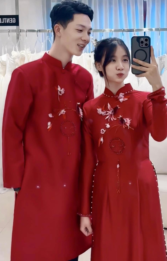 Cặp đôi đã đi thử trang phục chuẩn bị cho đám cưới.