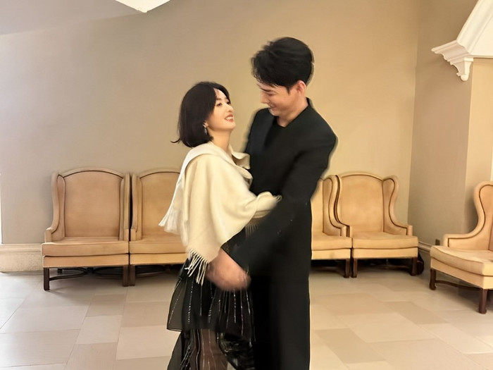 Triệu Lệ Dĩnh ôm chặt đồng nghiệp trong hậu trường lễ trao giải Phi Thiên.