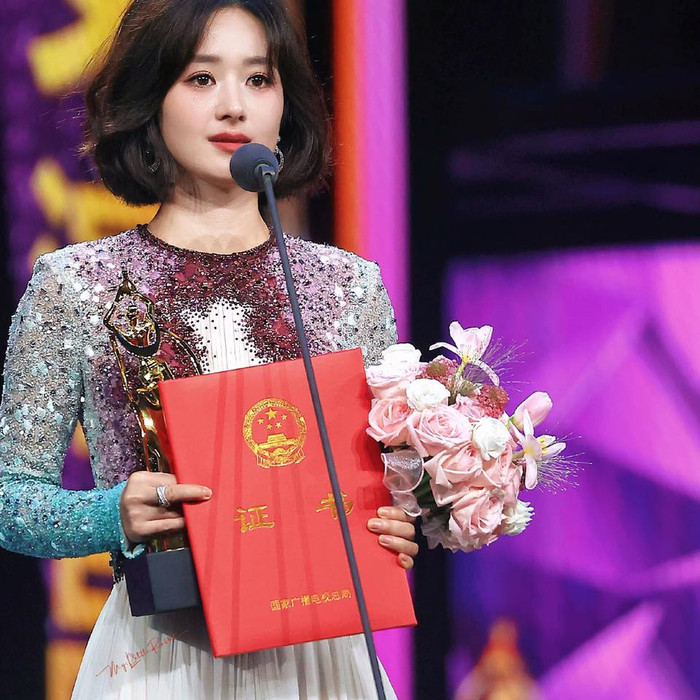 Triệu Lệ Dĩnh lộ ảnh ôm ấp 1 người đàn ông điển trai sau 3 năm ly hôn Phùng Thiệu Phong Ảnh 2