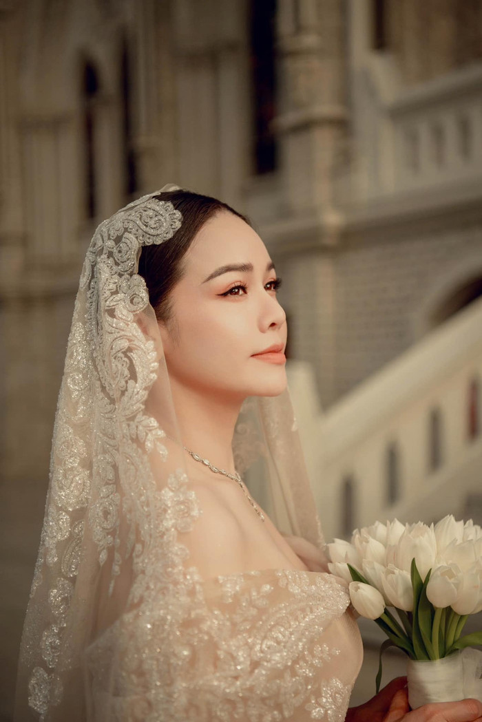 Nhật Kim Anh đẹp mặn mà, tích cực hoạt động nghệ thuật ở tuổi 39.