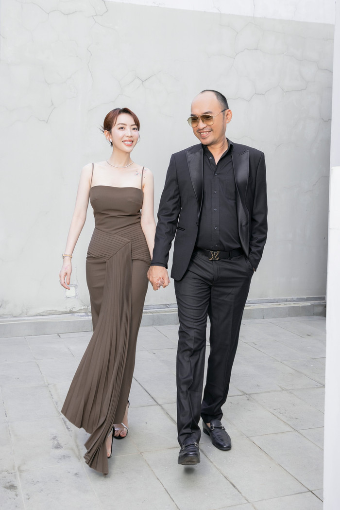 Tiến Luật khoe ảnh hạnh phúc trong sinh nhật bà xã.