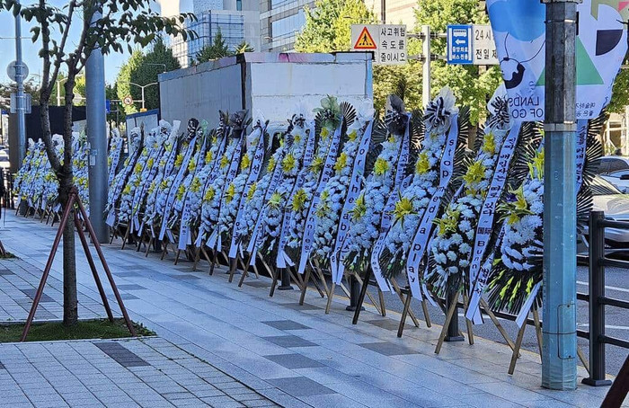 Fan NewJeans gửi vòng hoa đến trụ sở HYBE: 'Bang Shi Hyuk lộ diện đi, đừng trốn tránh nữa' Ảnh 1