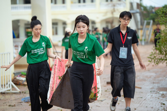 Những thí sinh của cuộc thi dọn dẹp rác, cây cối sau bão. 