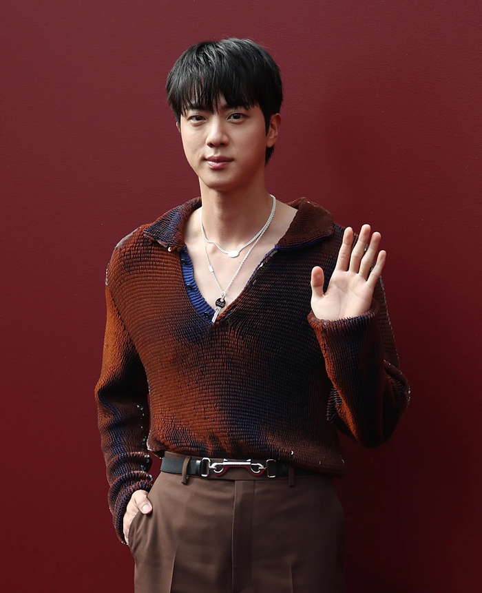 Đang livestream thì bị mất điện, Jin (BTS) gây choáng trước mặt mộc ở tuổi 32 Ảnh 5