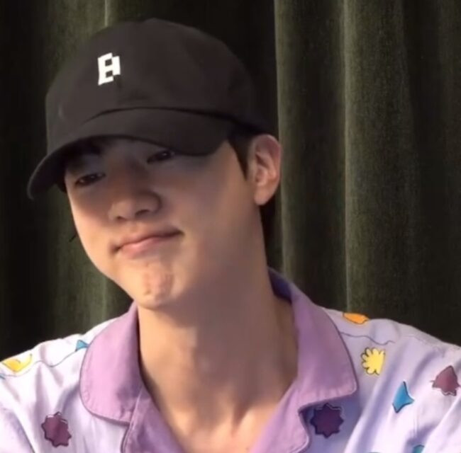 Đang livestream thì bị mất điện, Jin (BTS) gây choáng trước mặt mộc ở tuổi 32 Ảnh 1