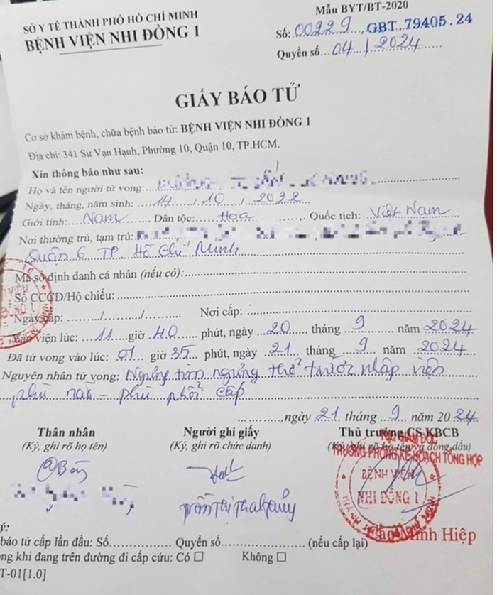 Giấy báo tử ghi nguyên nhân bé trai gần 2 tuổi tử vong. Ảnh: Vietnamnet