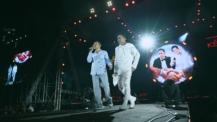 Ca sĩ Duy Mạnh và Tuấn Hưng trong liveshow Anh Em Kết Đoàn, thu được 3,6 tỷ để hỗ trợ người dân chịu ảnh hưởng sau bão số 3.