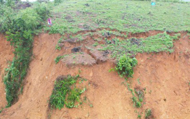 Kinh hoàng đồi núi nứt, sạt trượt ở Thanh Hóa do mưa lớn Ảnh 2