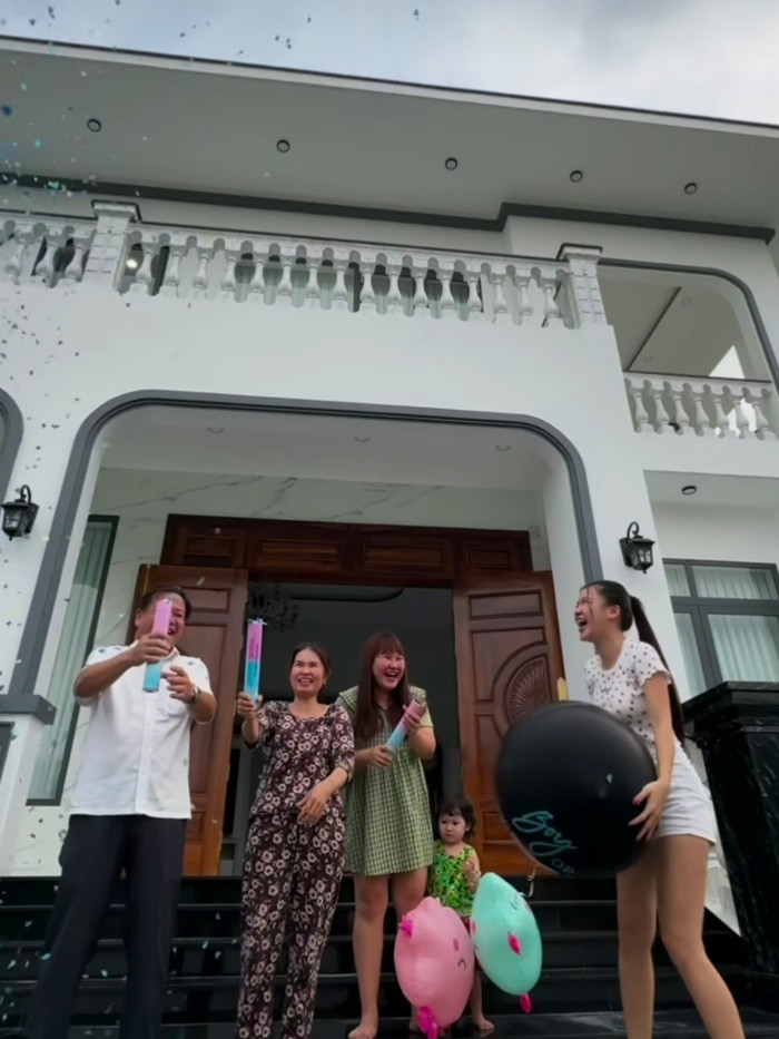 Vợ thủ môn Đặng Văn Lâm báo tin hỷ đến người thân trong gia đình.