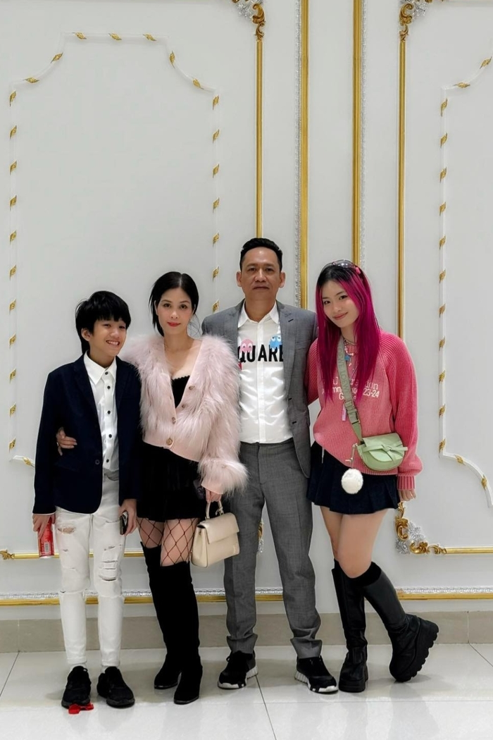 Tổ ấm viên mãn, đủ trai đủ gái hiện tại của Duy Mạnh và bà xã Huyền Cầm. 