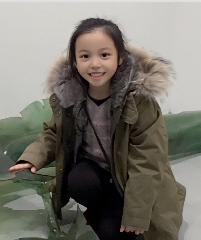 Tiểu Tứ Nguyệt còn nhỏ nhưng đã được mẹ để cho những tài sản có giá trị.