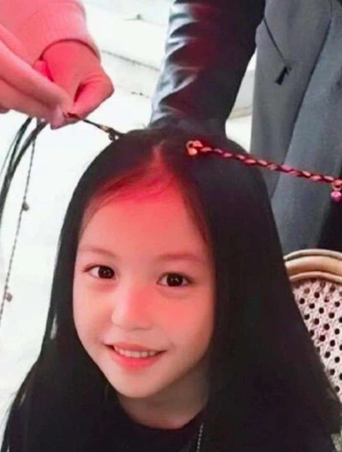 Con gái Triệu Vy hiện đang tập trung cho học hành và không còn xuất hiện công khai nữa.