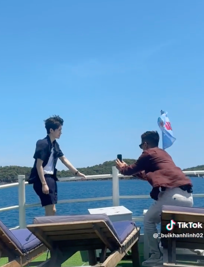 Michael Trương hào hứng chụp ảnh 'sống ảo' cho Sung Ieon. Trước đó ở tập 10 Đảo Thiên Đường, cả hai đều hướng cán cân tình cảm về phía Lee Rayeon